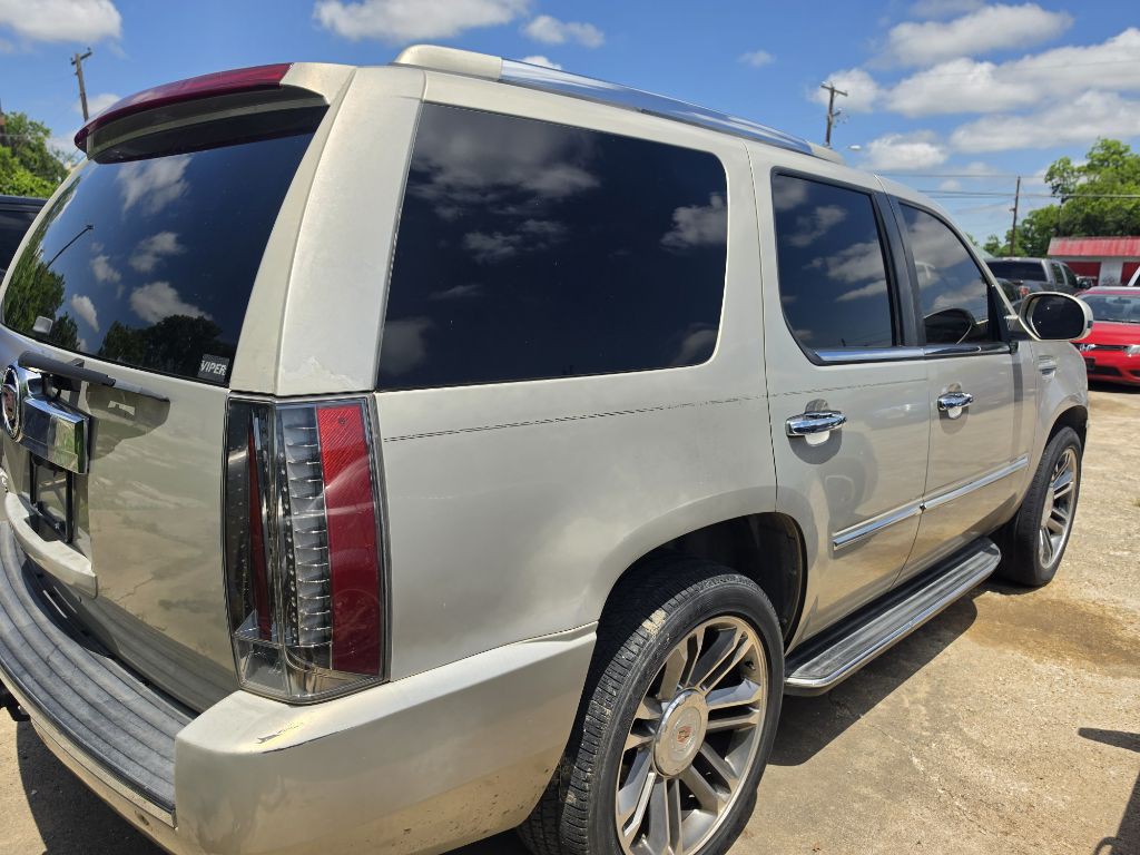 2007 Cadillac Escalade Image 2