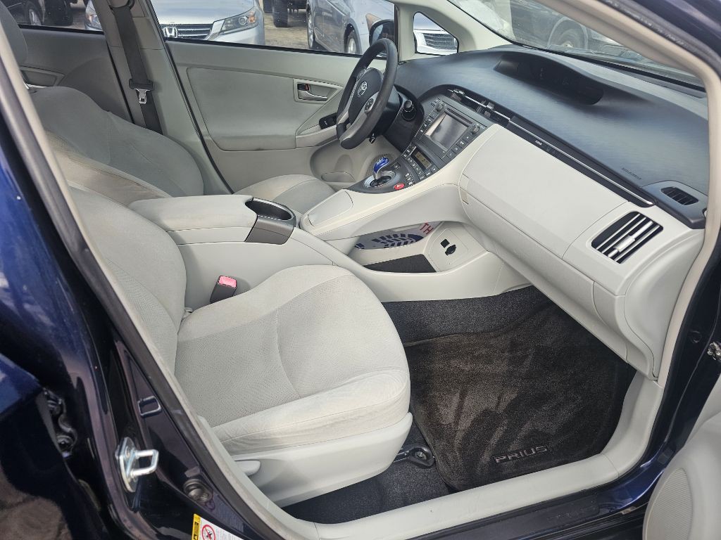 2013 Toyota Prius Image 13