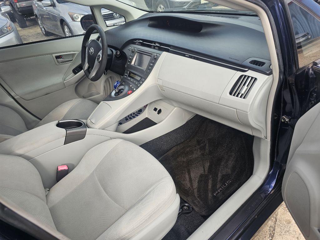 2013 Toyota Prius Image 14