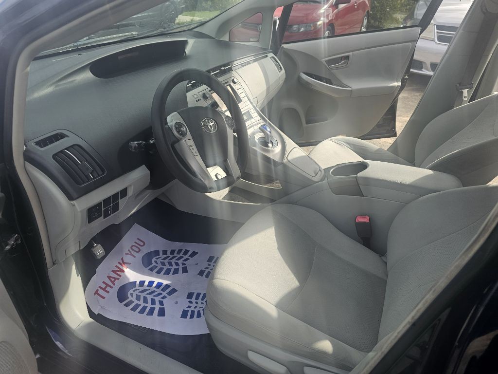 2013 Toyota Prius Image 16