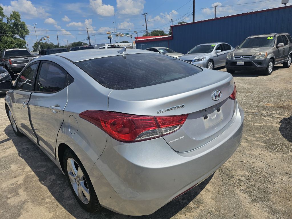 2013 Hyundai Elantra Image 2