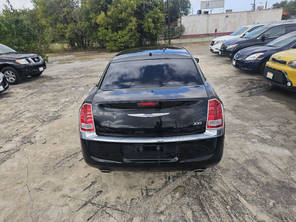 2012 Chrysler 300 Image 9