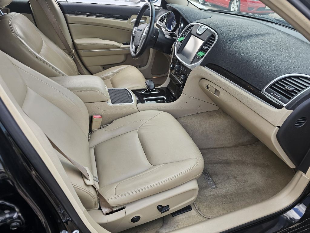 2012 Chrysler 300 Image 15