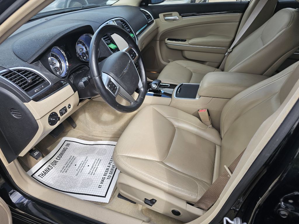 2012 Chrysler 300 Image 16