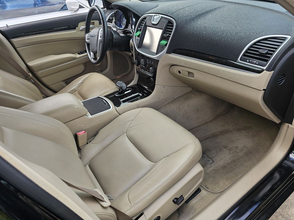 2012 Chrysler 300 Image 17