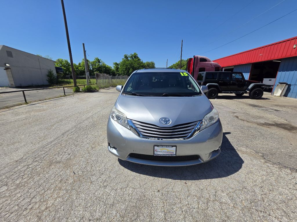 2015 Toyota Sienna Image 2