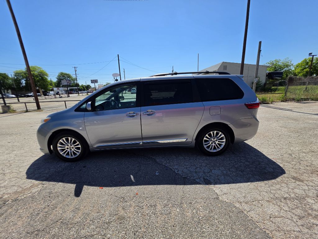 2015 Toyota Sienna Image 3