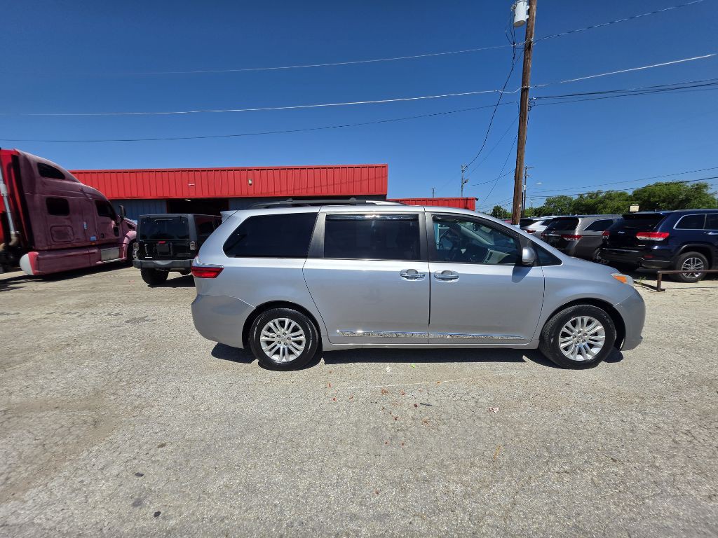 2015 Toyota Sienna Image 4