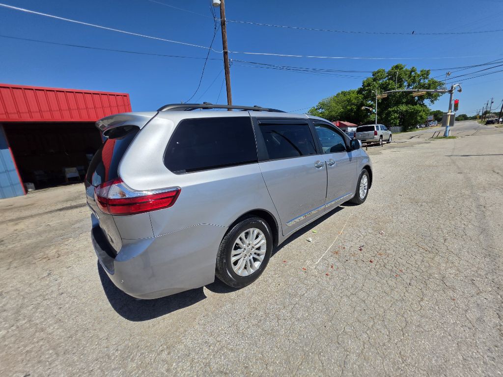 2015 Toyota Sienna Image 5