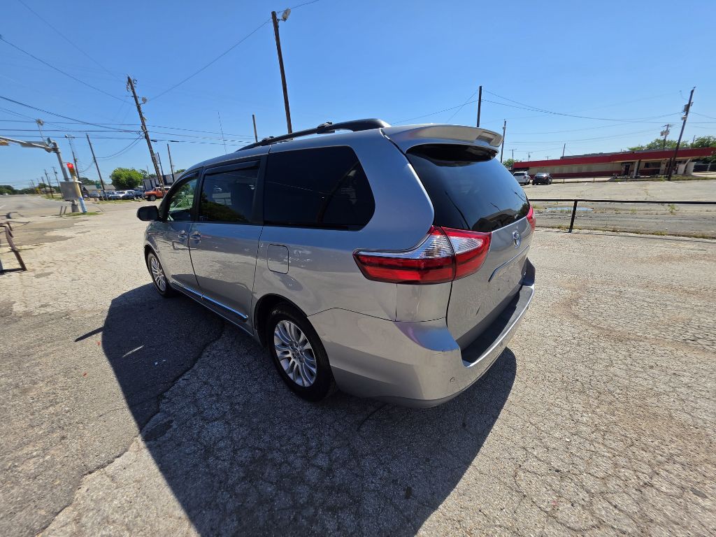 2015 Toyota Sienna Image 6