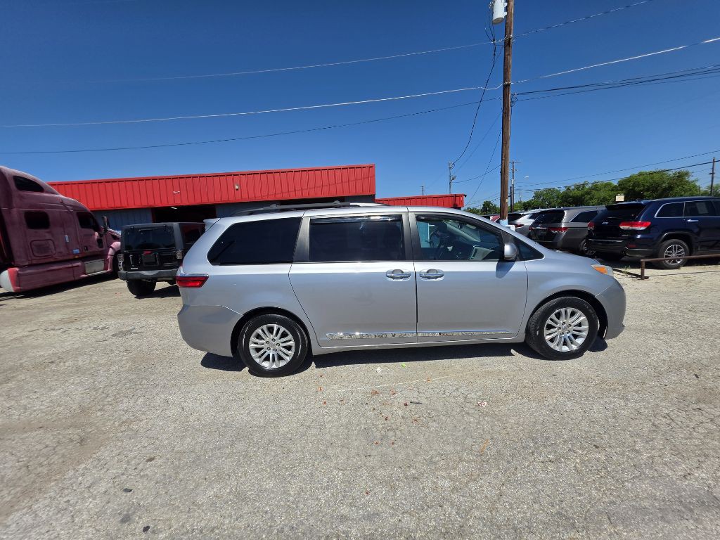 2015 Toyota Sienna Image 8