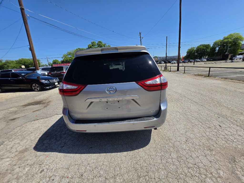 2015 Toyota Sienna Image 9