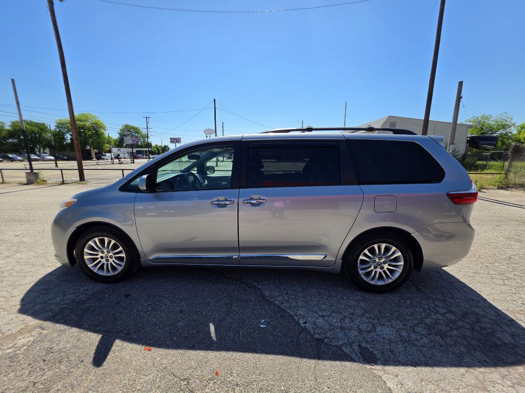 2015 Toyota Sienna Image 10