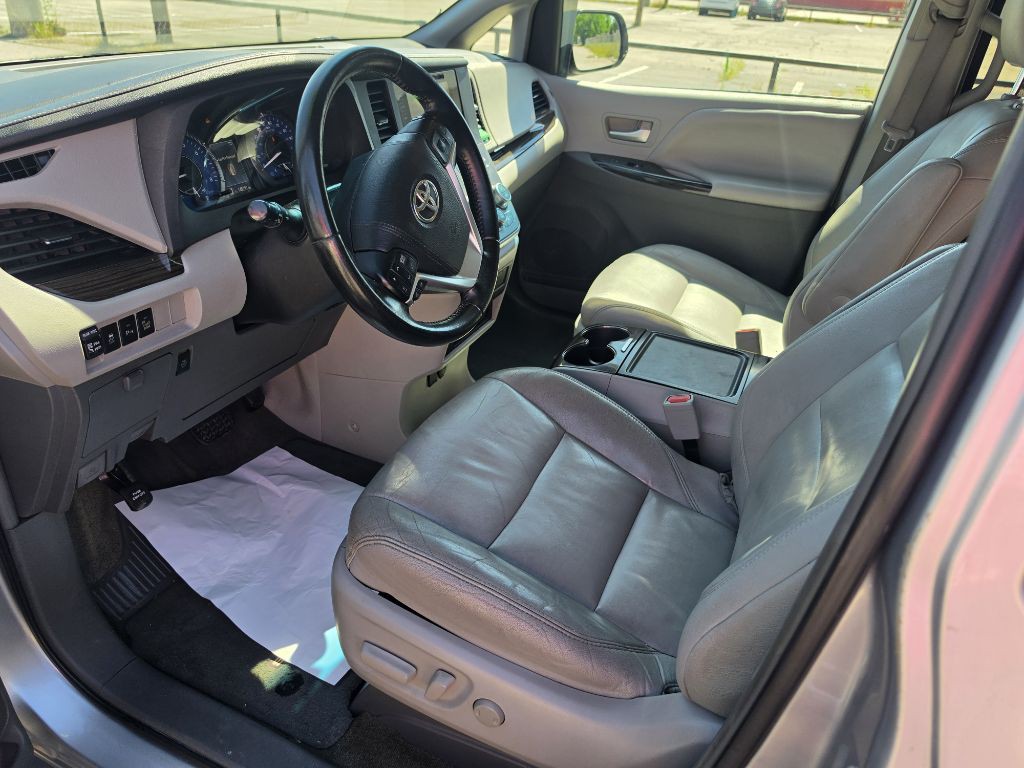 2015 Toyota Sienna Image 11