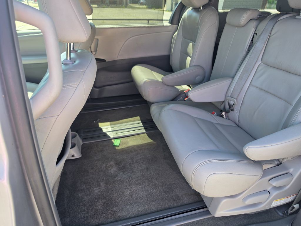 2015 Toyota Sienna Image 12