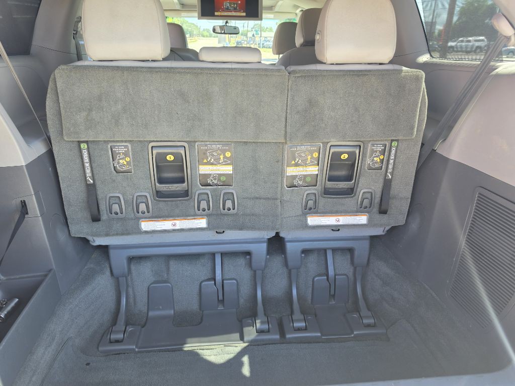 2015 Toyota Sienna Image 13
