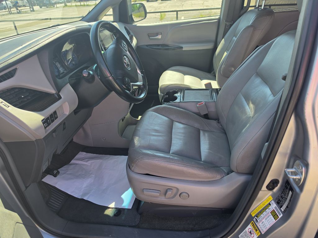 2015 Toyota Sienna Image 15
