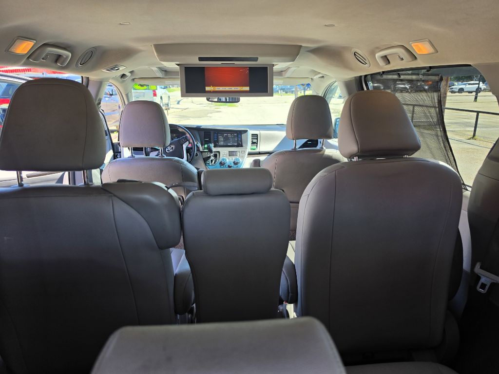 2015 Toyota Sienna Image 16