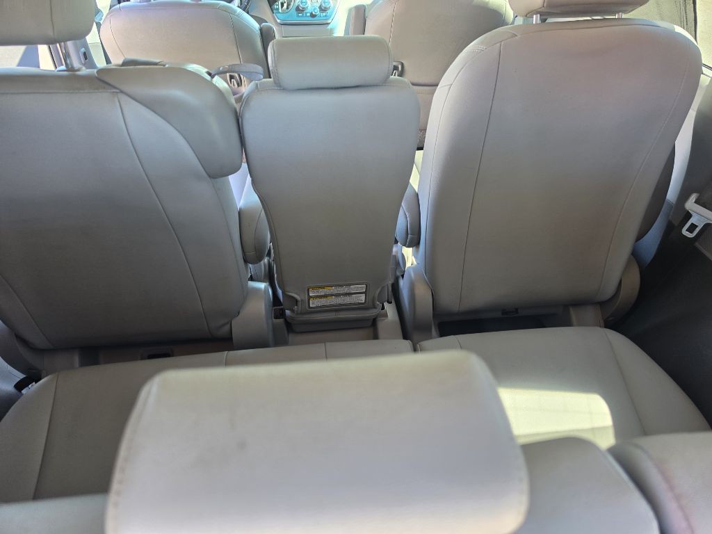 2015 Toyota Sienna Image 17