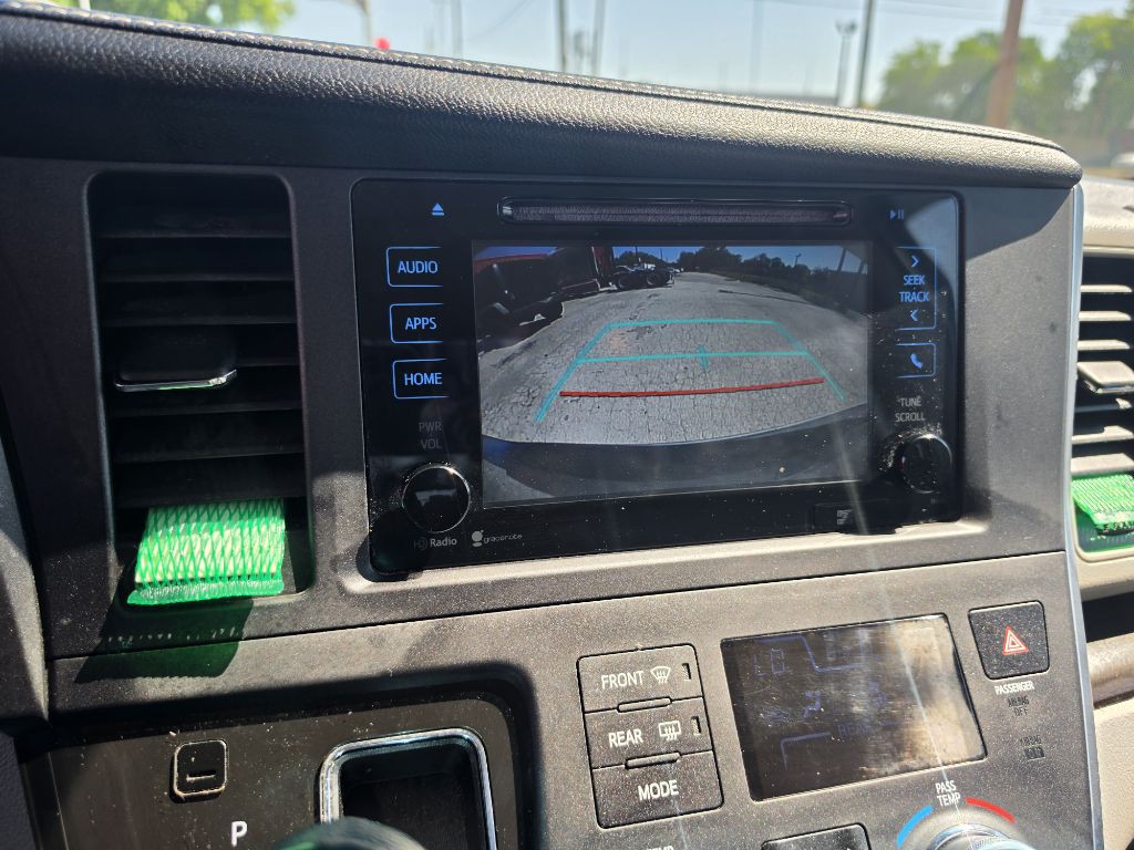 2015 Toyota Sienna Image 18