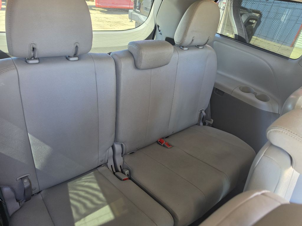 2015 Toyota Sienna Image 19
