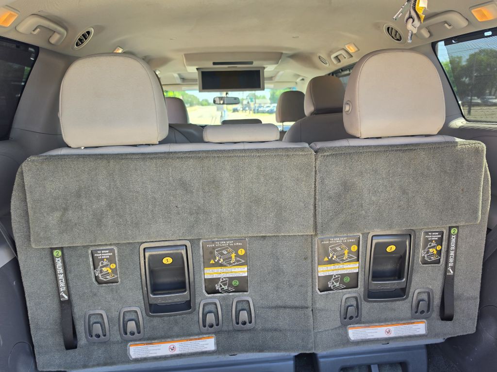 2015 Toyota Sienna Image 20