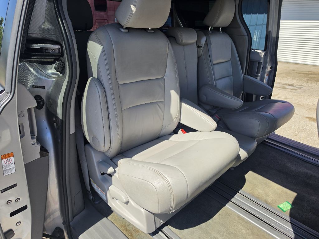 2015 Toyota Sienna Image 21