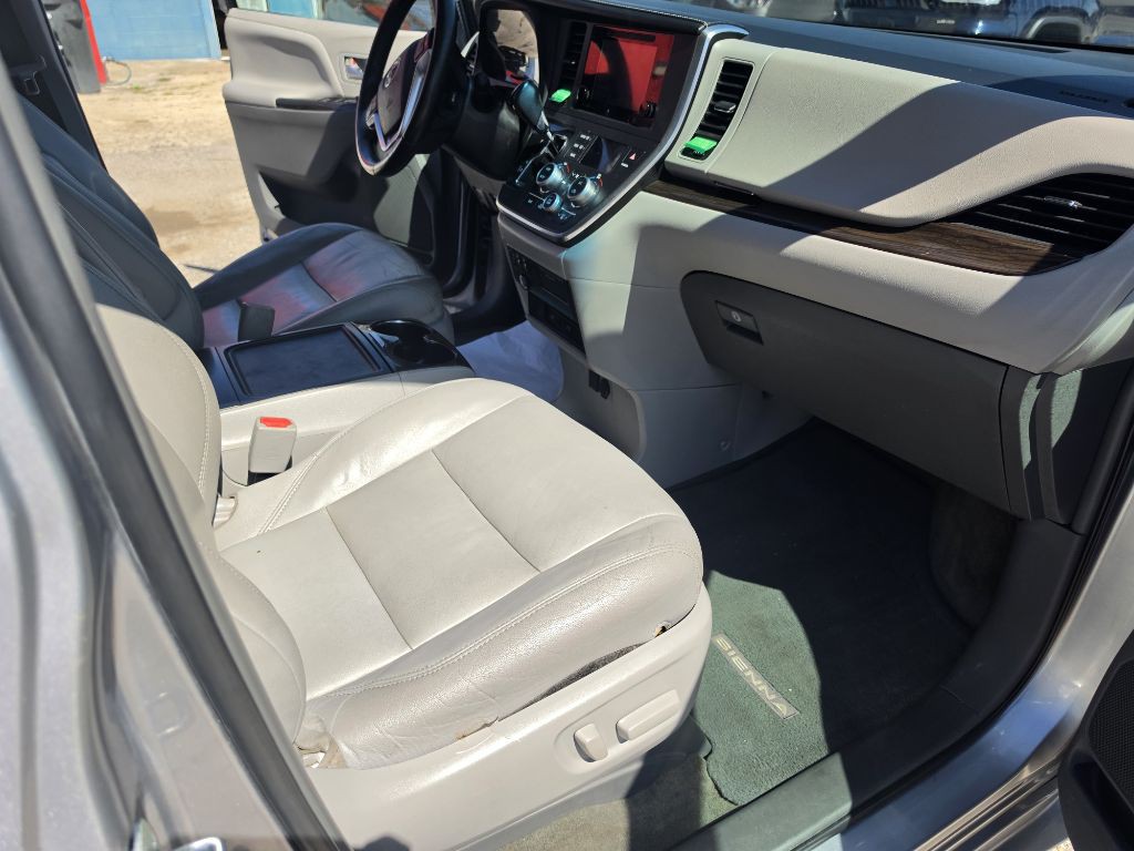 2015 Toyota Sienna Image 22