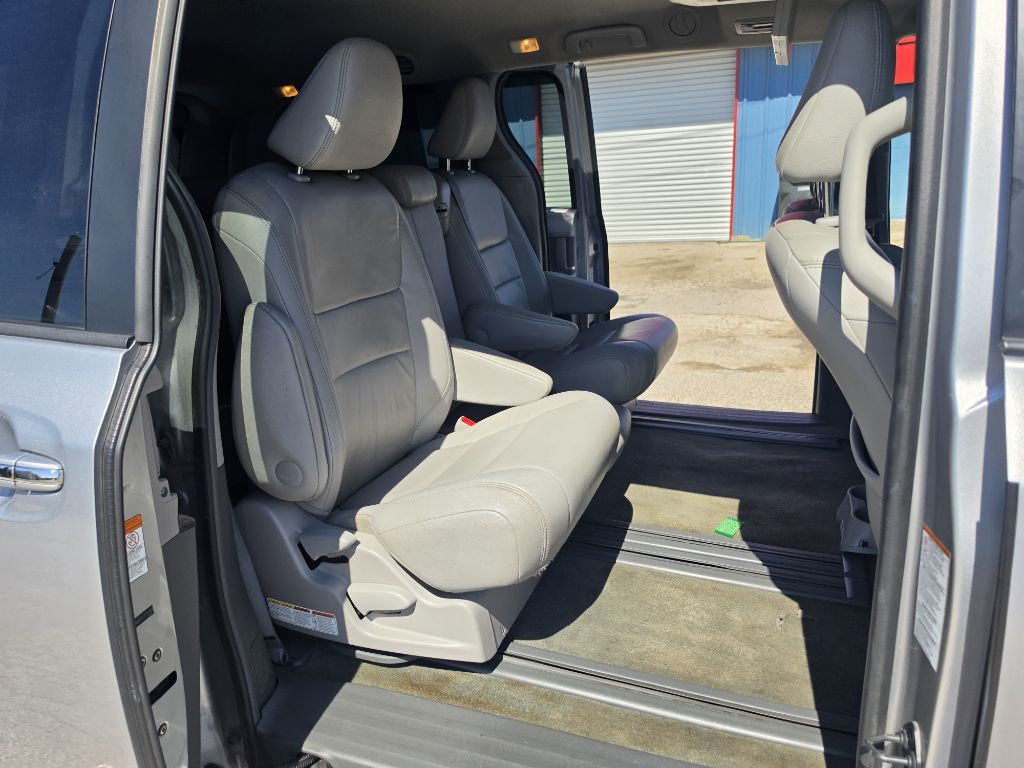 2015 Toyota Sienna Image 23