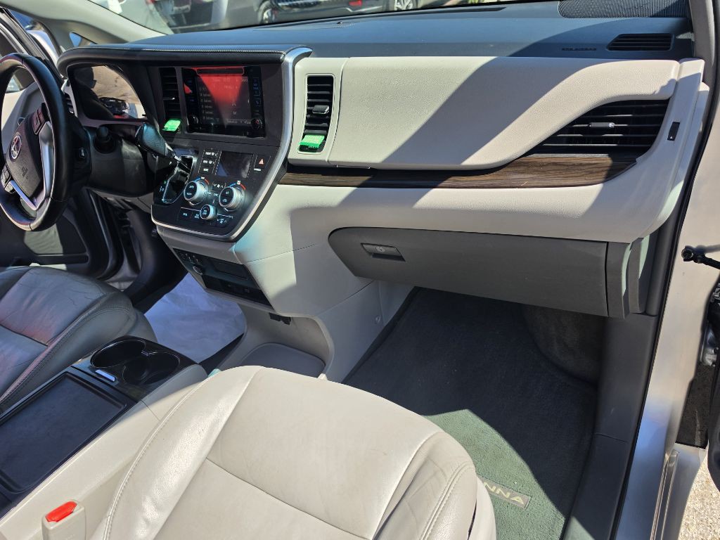 2015 Toyota Sienna Image 24