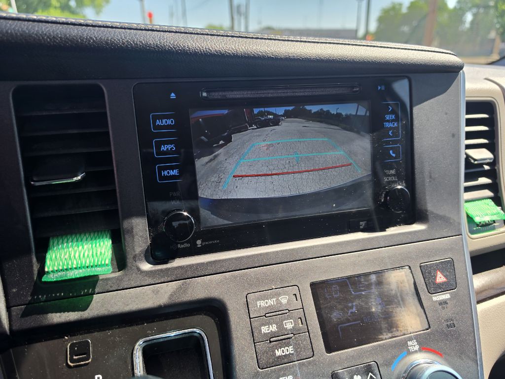 2015 Toyota Sienna Image 25