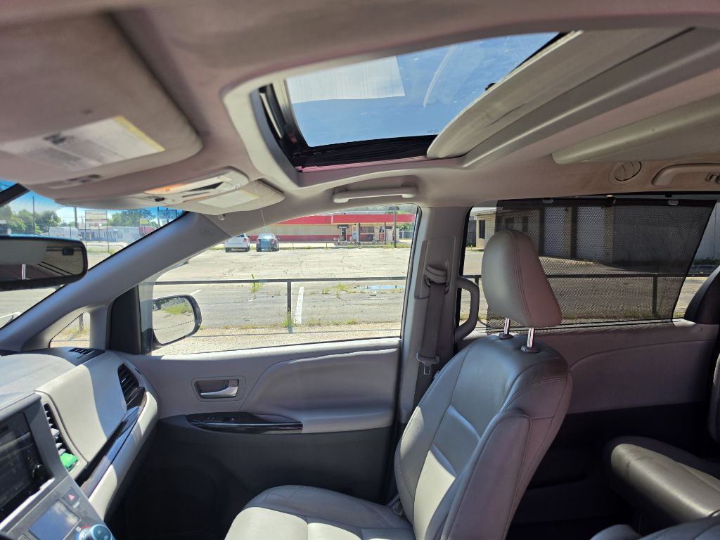 2015 Toyota Sienna Image 28