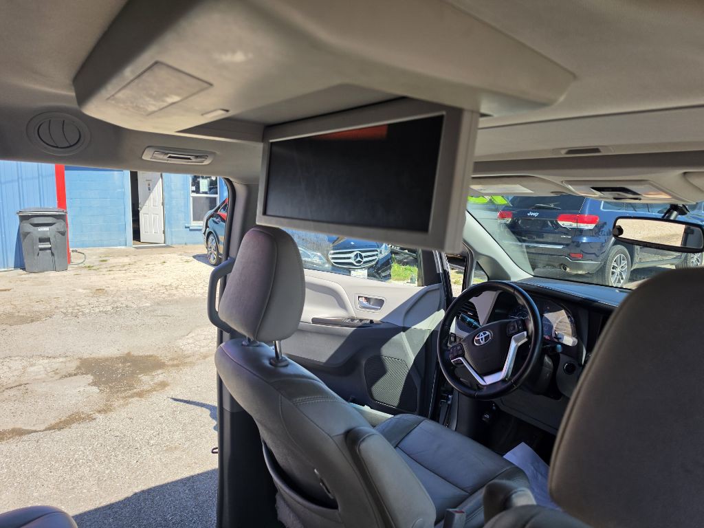2015 Toyota Sienna Image 29