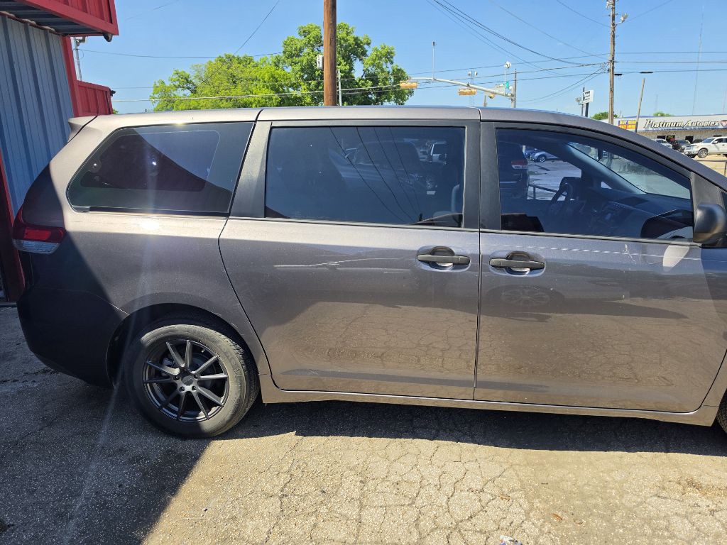 2014 Toyota Sienna Image 8