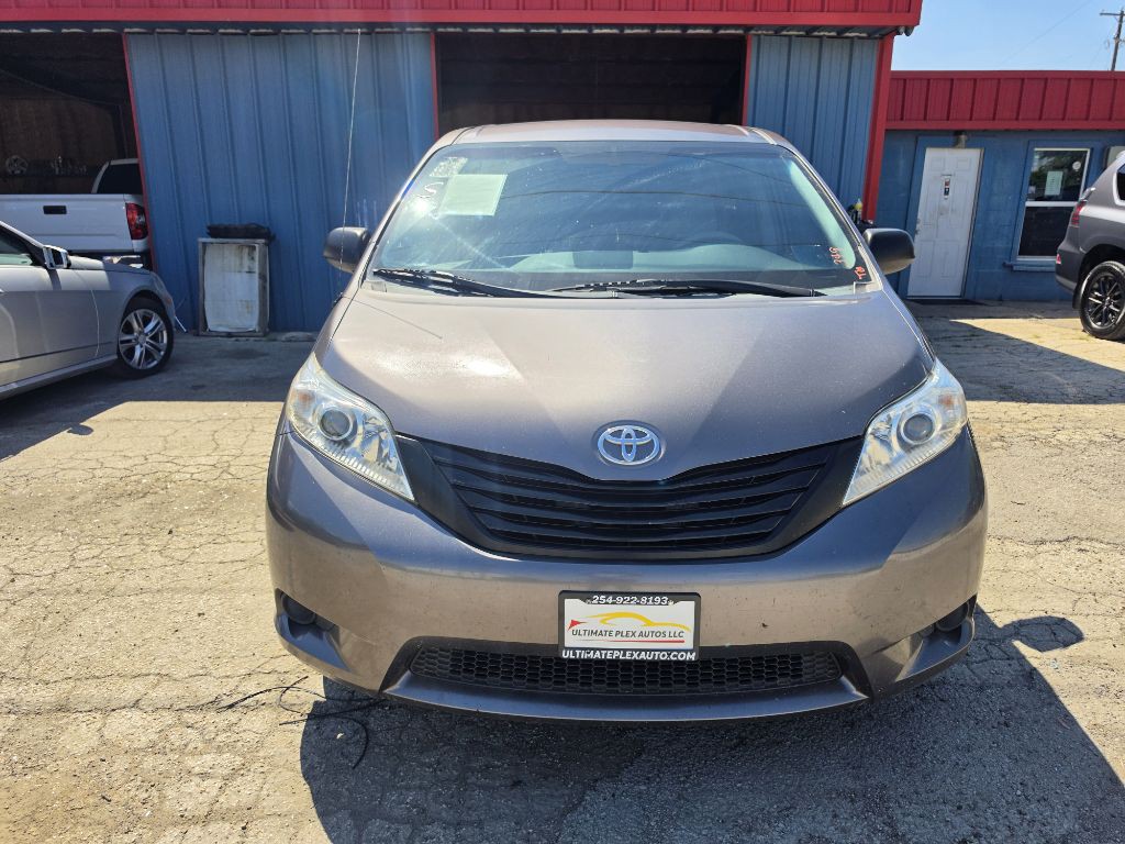 2014 Toyota Sienna Image 2