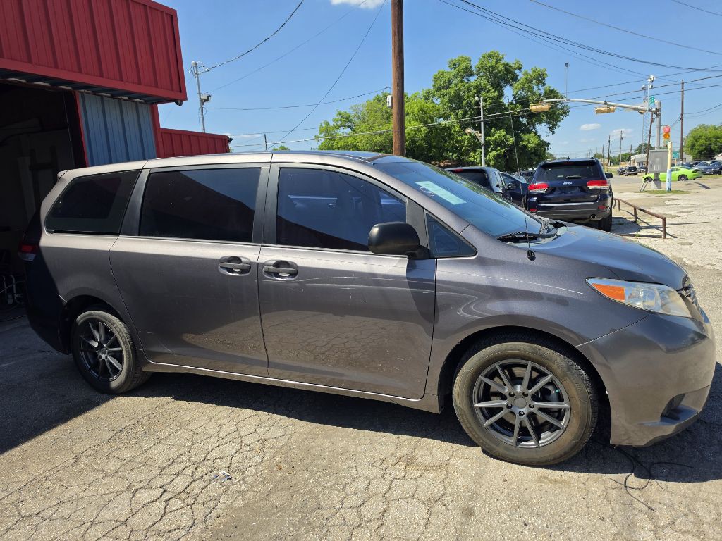 2014 Toyota Sienna Image 3