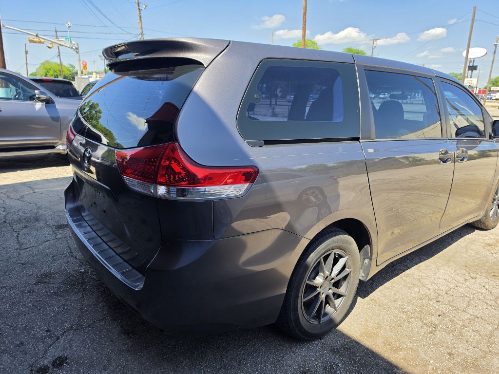 2014 Toyota Sienna Image 4