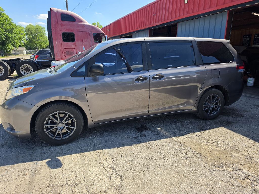 2014 Toyota Sienna Image 6