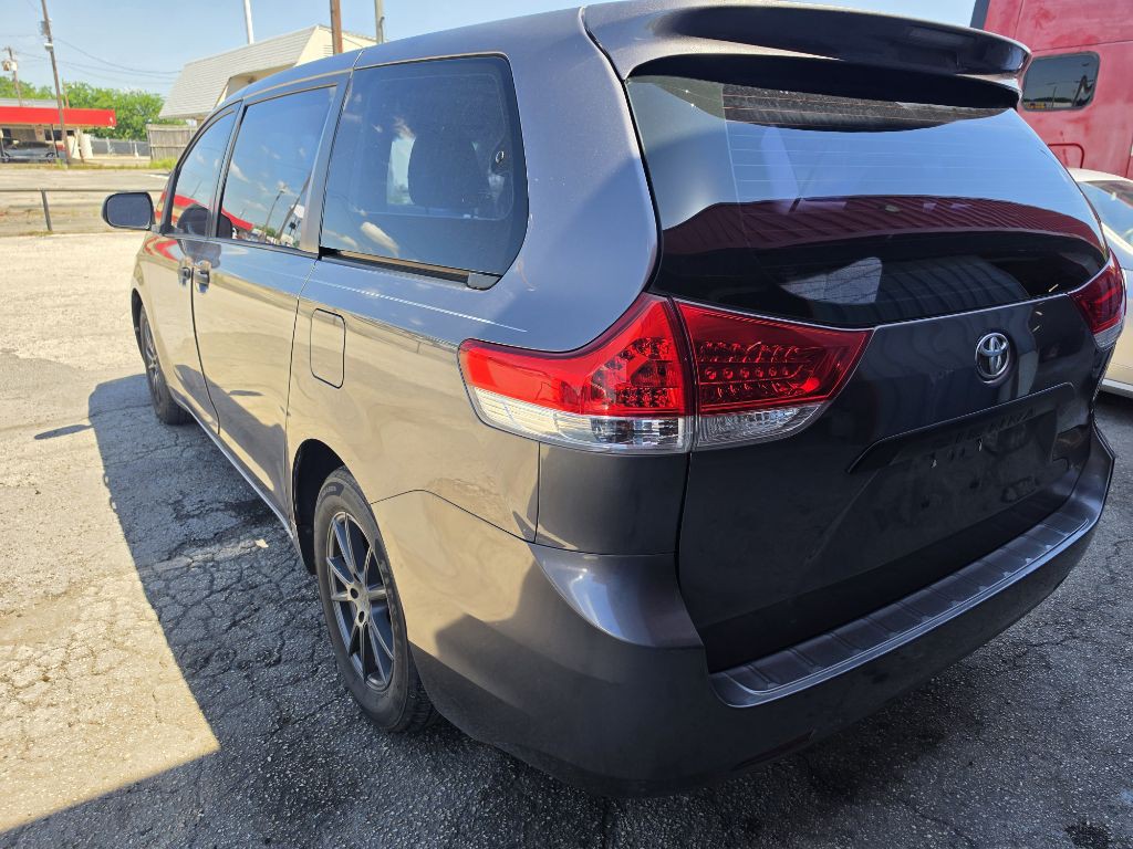 2014 Toyota Sienna Image 7