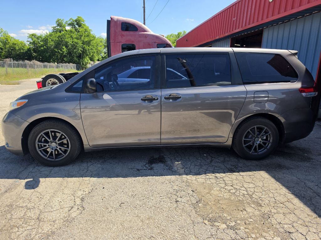 2014 Toyota Sienna Image 9