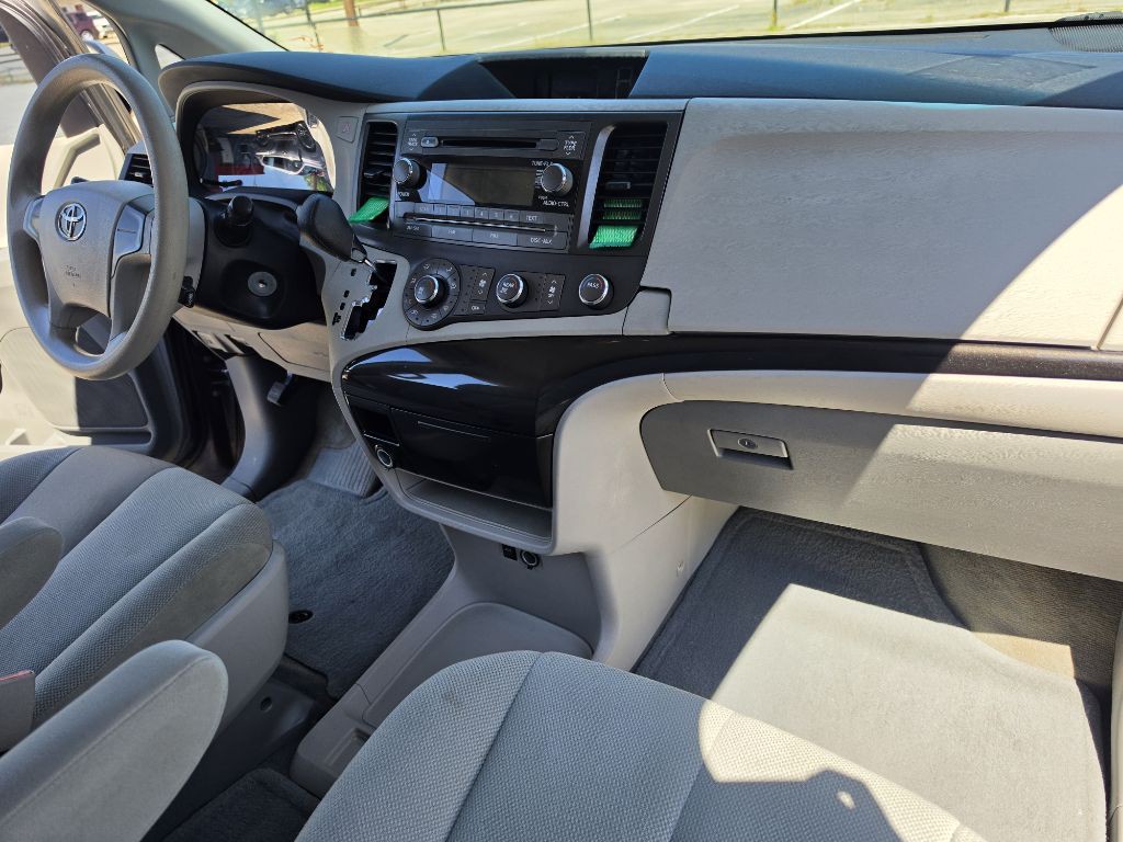 2014 Toyota Sienna Image 10