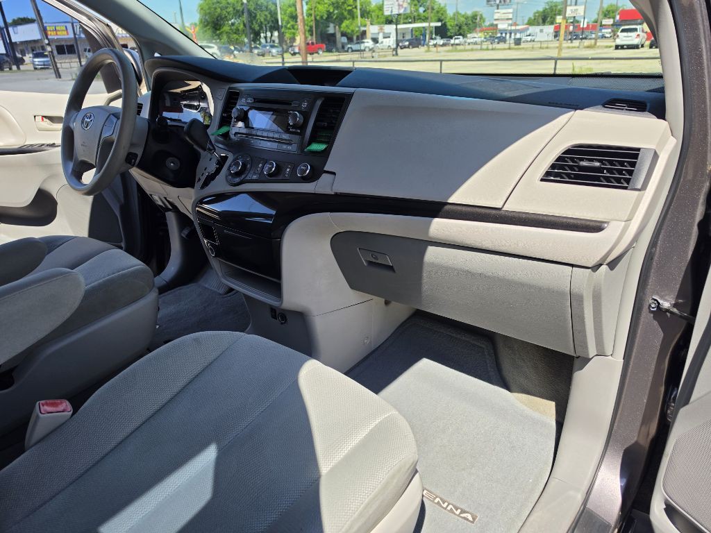 2014 Toyota Sienna Image 11