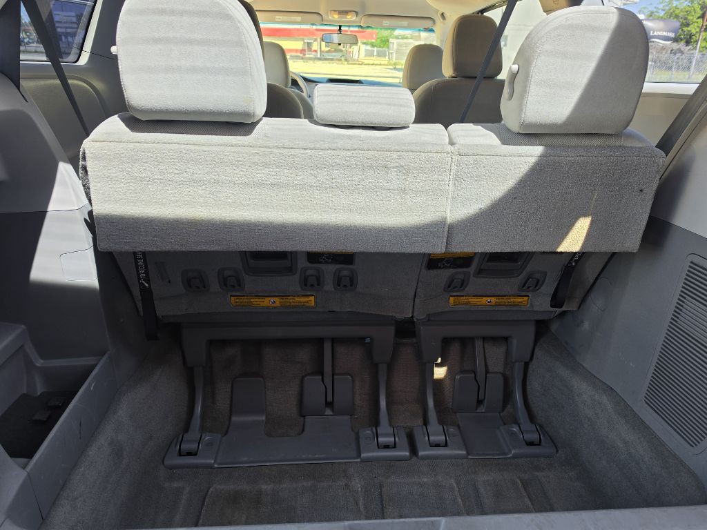 2014 Toyota Sienna Image 12