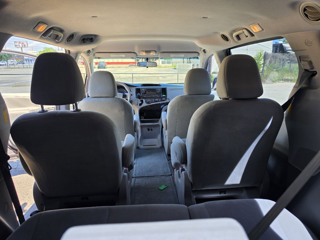 2014 Toyota Sienna Image 13
