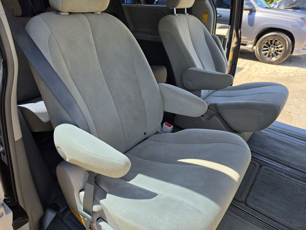 2014 Toyota Sienna Image 14