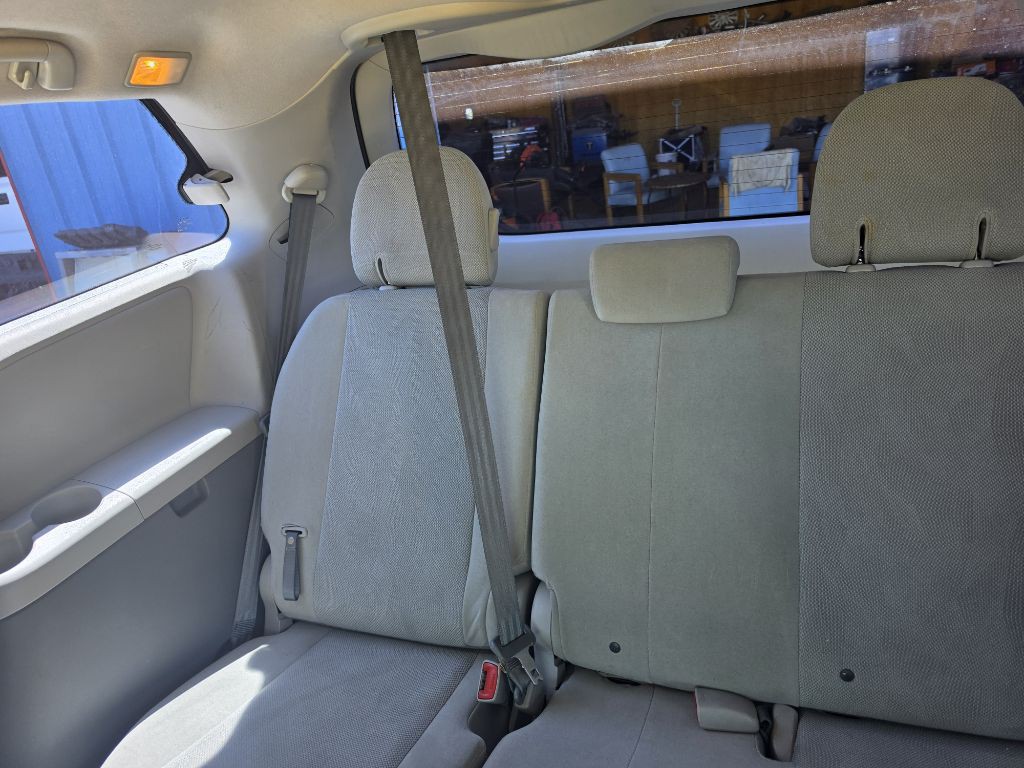 2014 Toyota Sienna Image 15