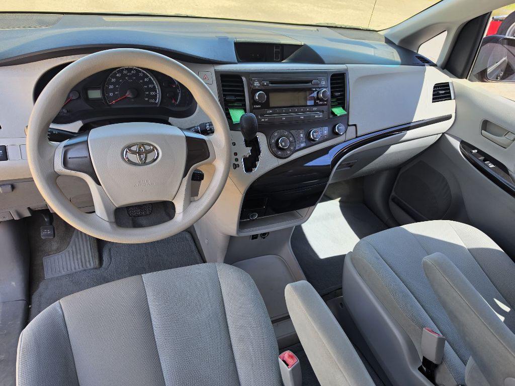 2014 Toyota Sienna Image 16