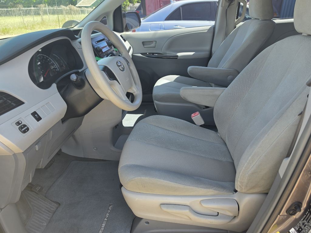 2014 Toyota Sienna Image 17