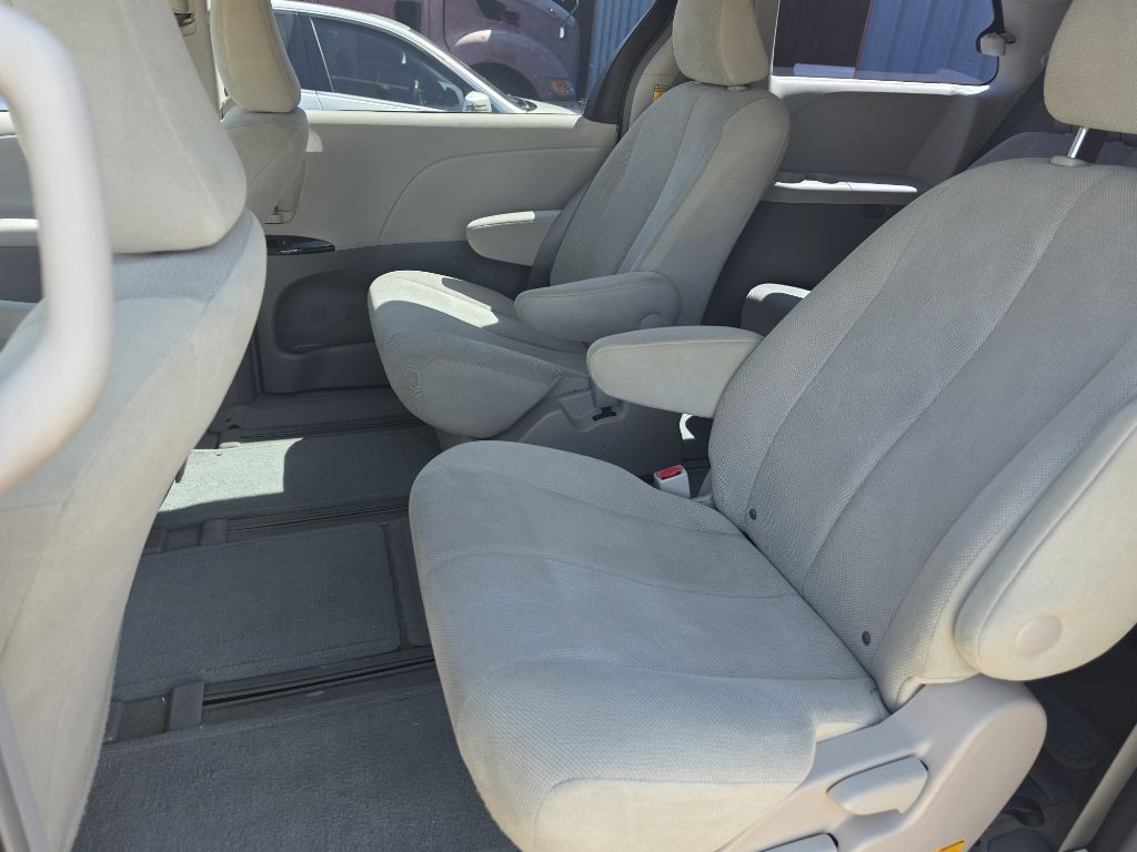 2014 Toyota Sienna Image 19