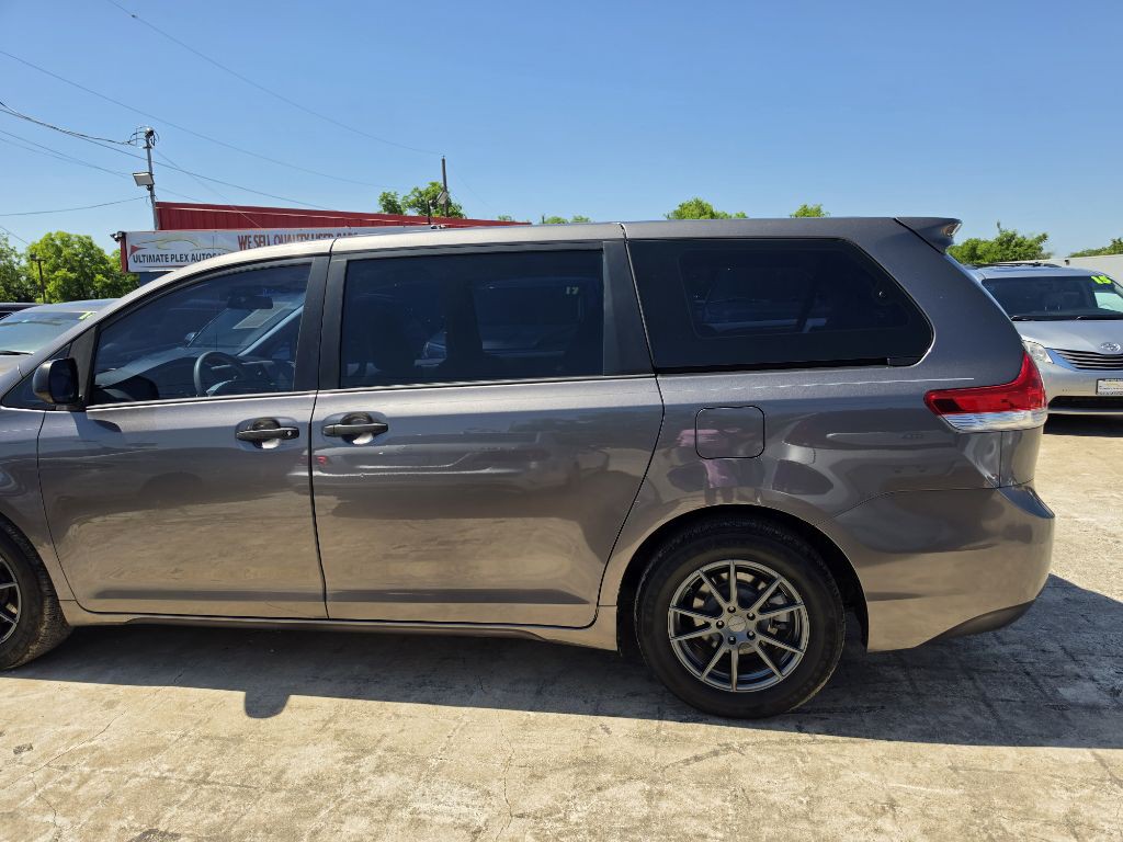 2014 Toyota Sienna Image 26